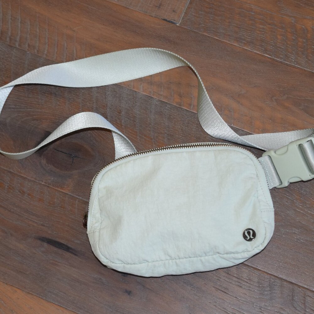 Lululemon Everywhere Belt Bag 1L Crossbody Fanny Pack Adjustable Zip Mint Green